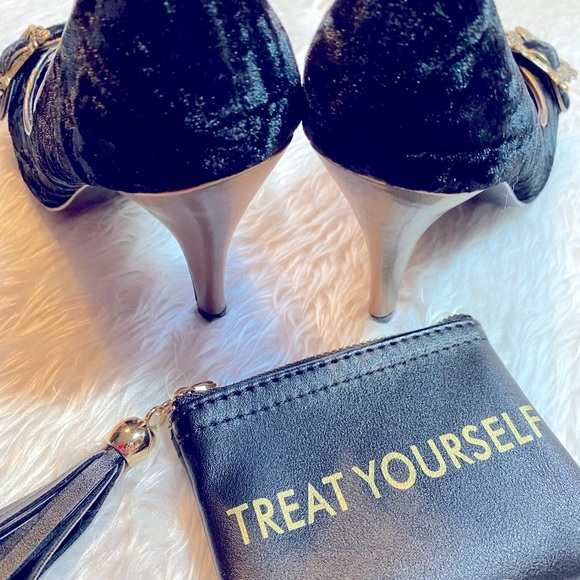 Black Velvet pumps by Chinese Laundry - Picture 5 of 6